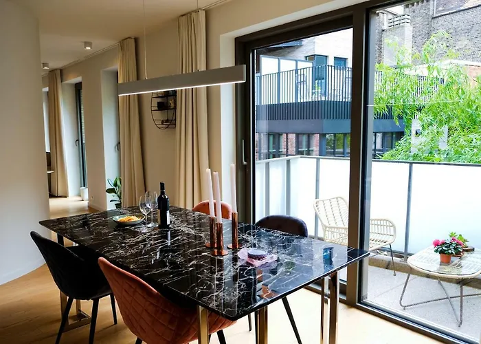 Апартаменты Modern In The Heart Of